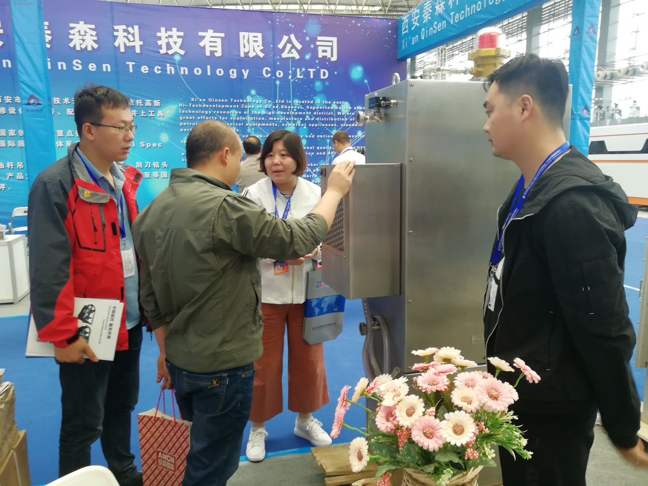 展會(huì)現(xiàn)場參展商為采購商講解展品